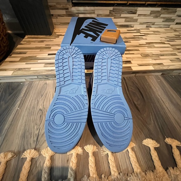 Air Jordan 1 Retro High OG 'UNC Toe - Picture 3 of 5